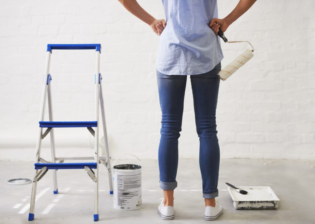 EKOLOSKA BOJA Matte or eggshell. Cropped rearview shot of a woman holding a paint roller.